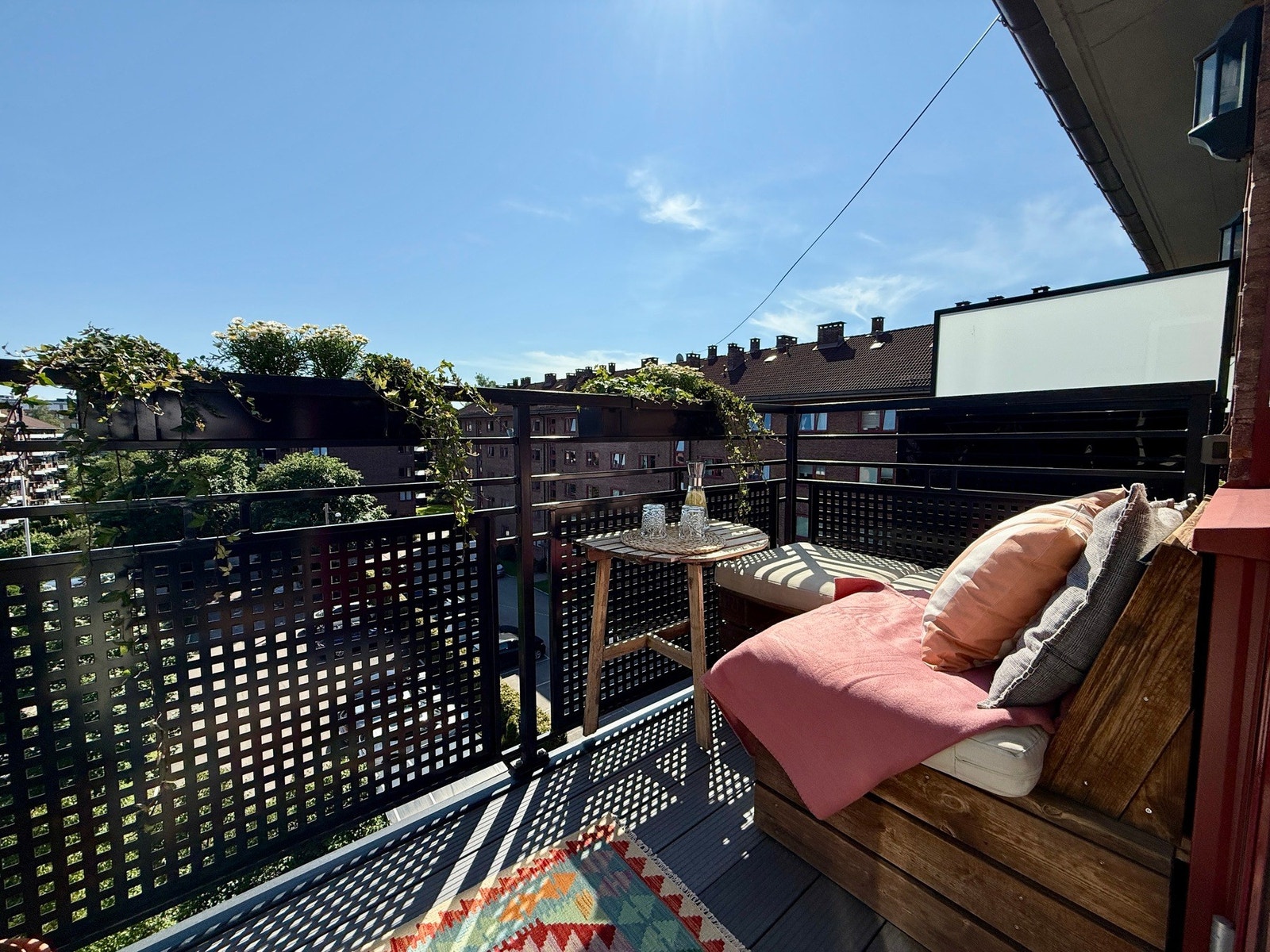 Vi starter like godt ute på balkongen, som ligger mot syd. Galleribilde