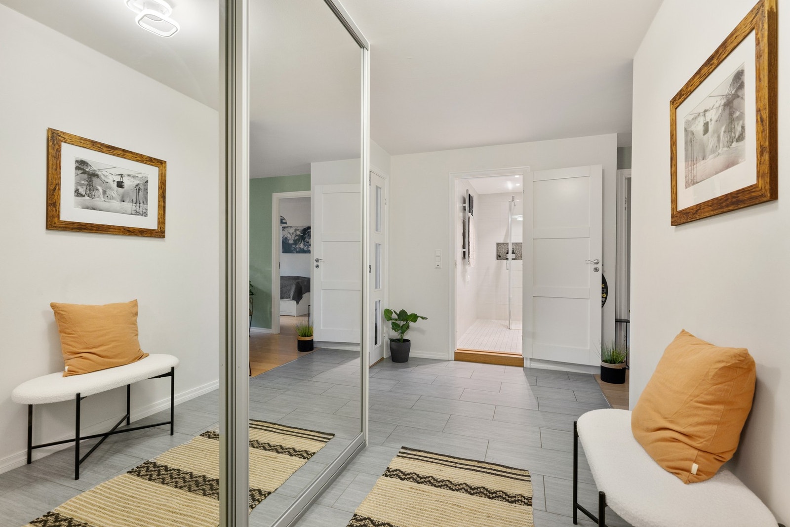 Skyvedørsgarderobe med speilfronter gir praktisk oppbevaring for yttertøy og sko. Galleribilde