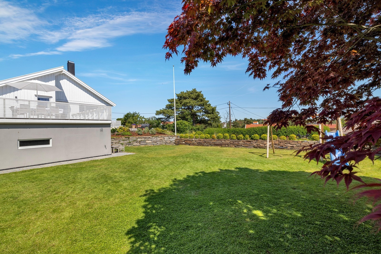 Stor solrik hage. Galleribilde