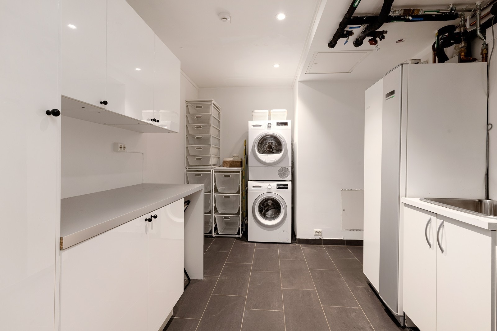 Romslig vaskerom/teknisk rom med innredning. Varmekabler i gulvet. Galleribilde