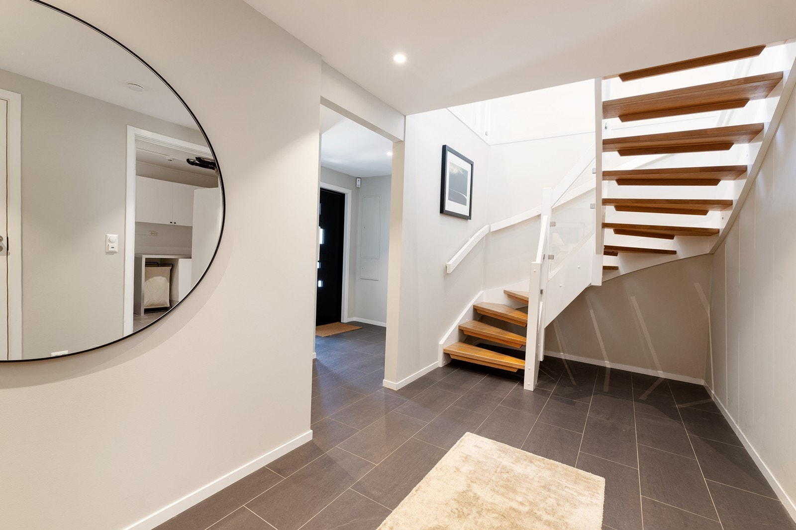 Romslig flislagt trappehall med varmekabler i gulvet. Galleribilde