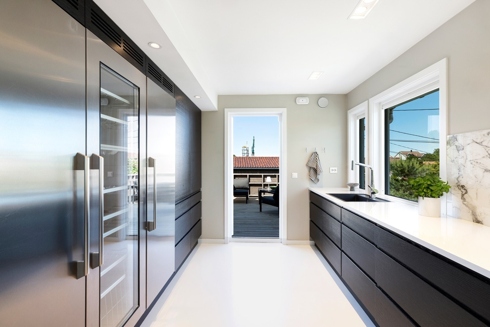 Meget godt med skap og benkeplass. Utgang til terrasse med ettermiddag og kveldssol. Galleribilde