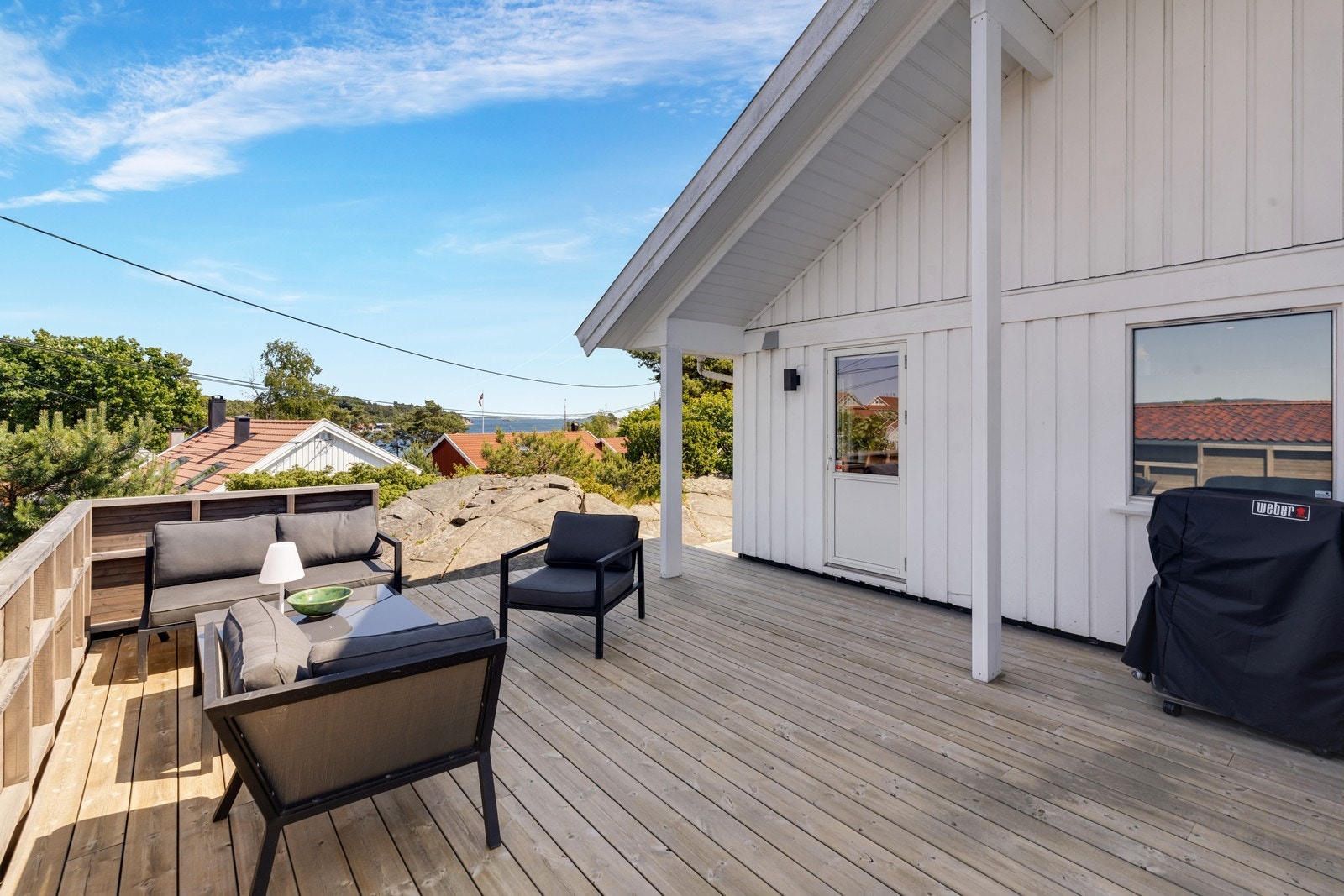 Veranda med utgang fra kjøkken, med ettermiddags- og kveldssol. Galleribilde