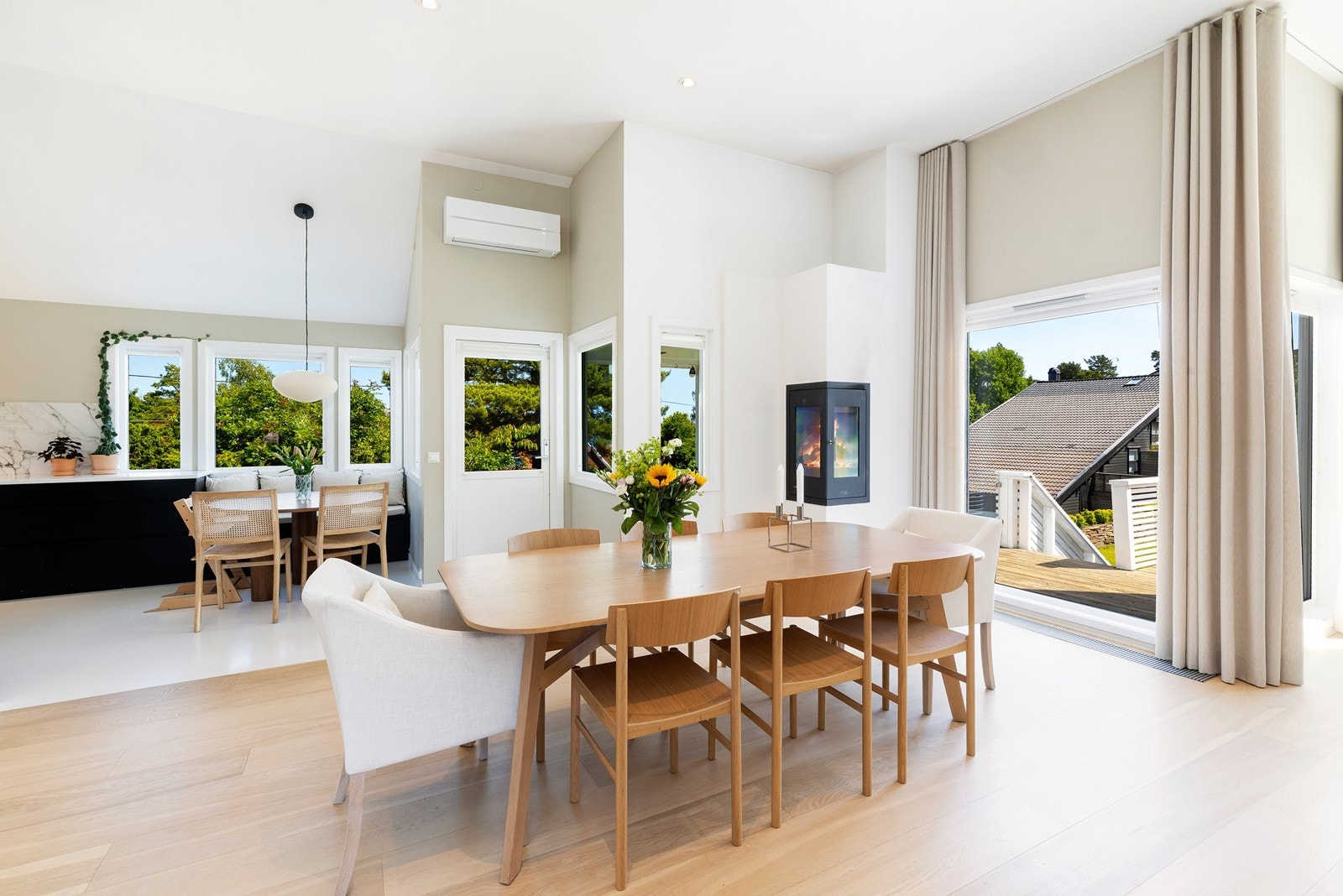 En stor enebolig over 2 etasjer beliggende på stor solrik tomt med hage, veranda og dobbel garasje. Galleribilde