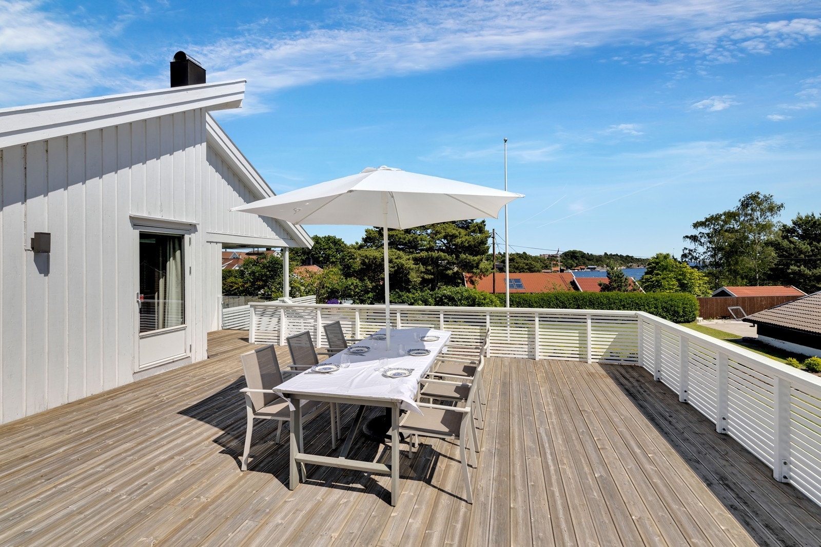 Meget stor og solrik terrasse. Galleribilde