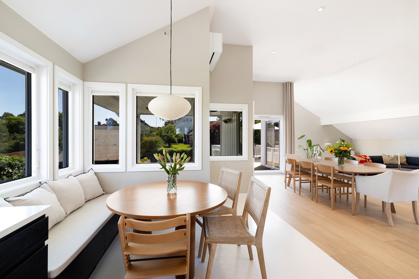 Stue med plass til flere sittegrupper. Galleribilde