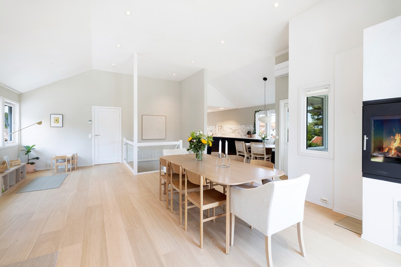 Peisovn i stue samt varmepumpe. Galleribilde