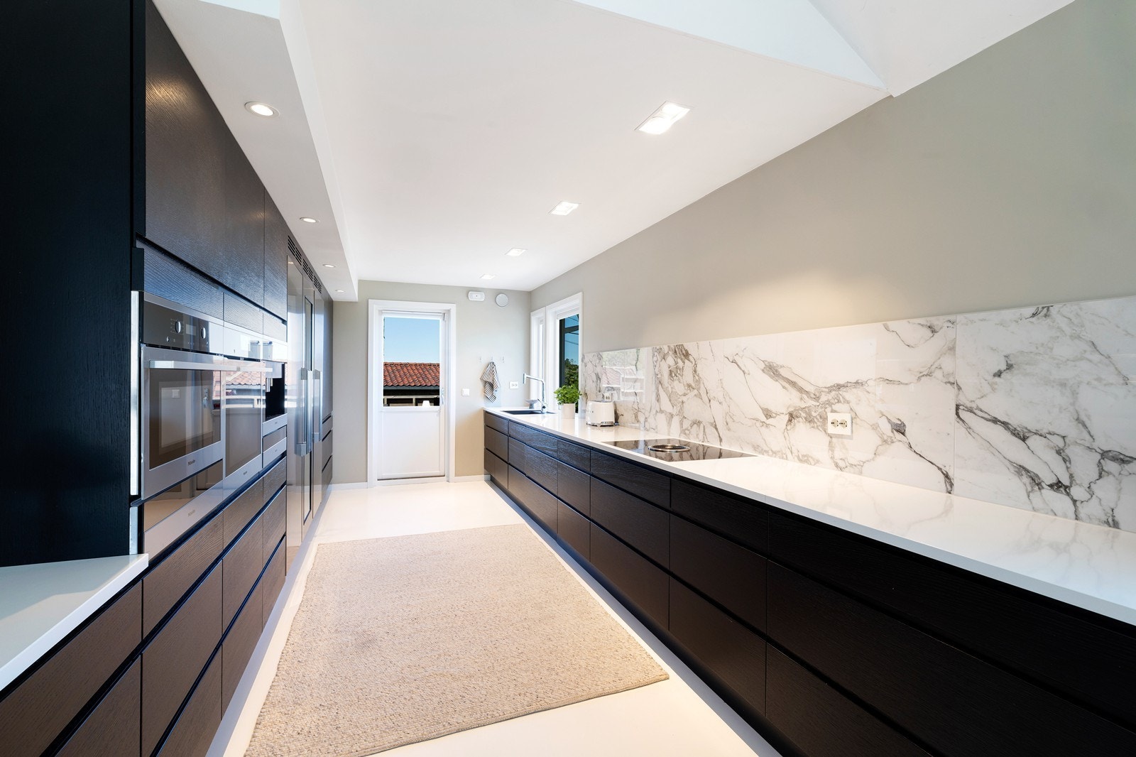 Påkostet Strai-kjøkken med integrerte hvitevarer. Varmekabler i gulvet. Galleribilde