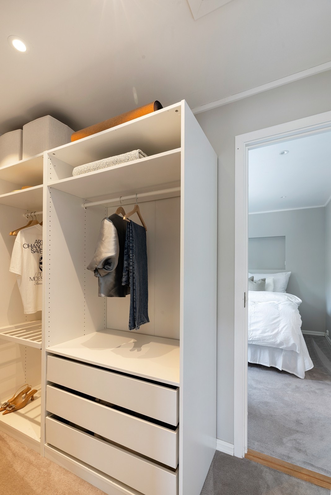 Walk in garderobe i tilknytning til hovedsoverom. Galleribilde