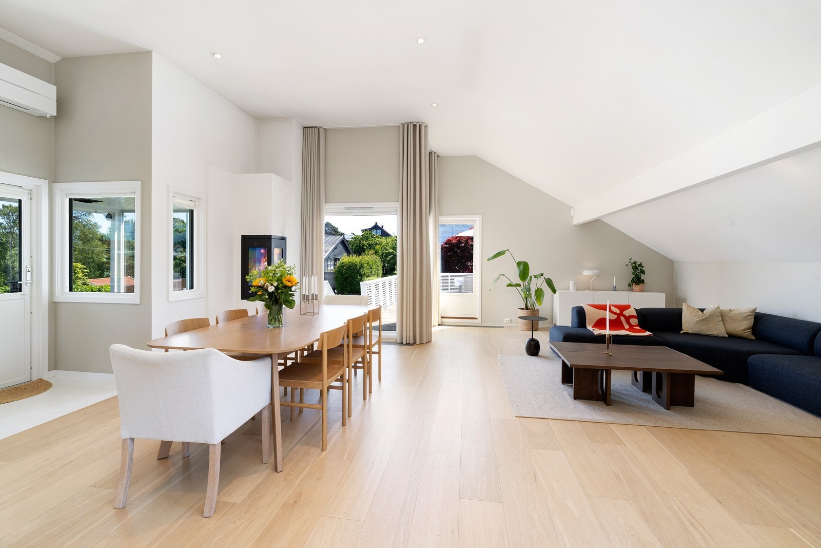 Romslig og lys stue med raus takhøyde, utgang til stor solrik terrasse. Galleribilde