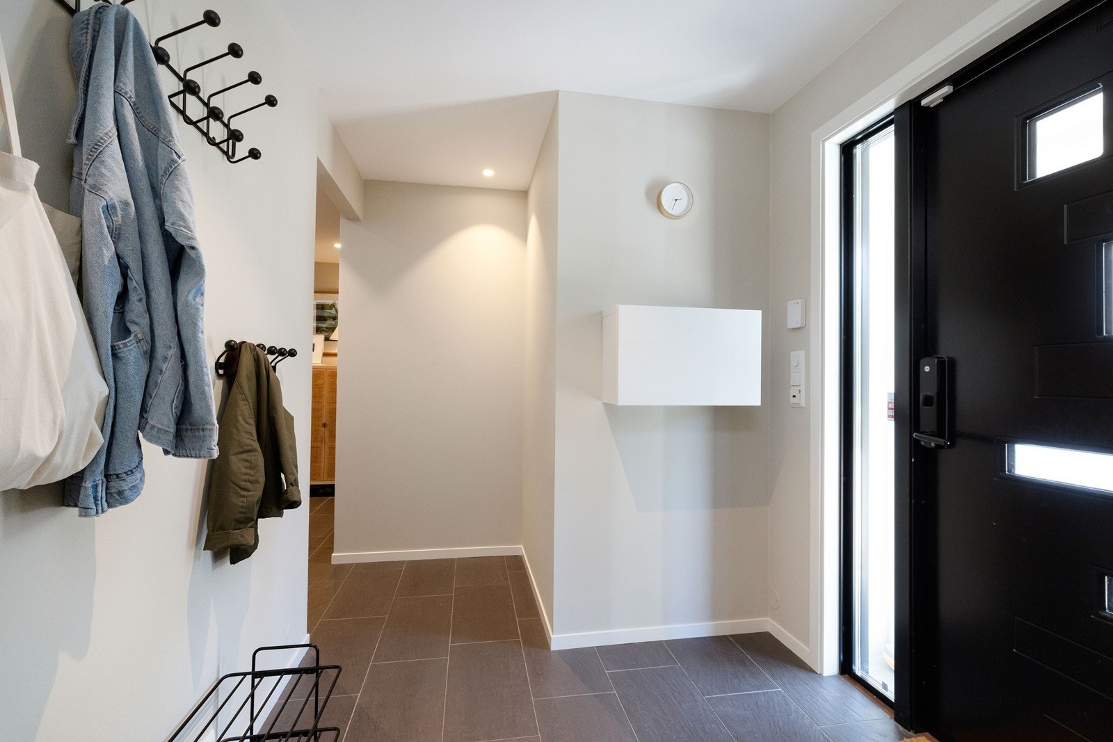 Flislagt gang/entrè. Galleribilde