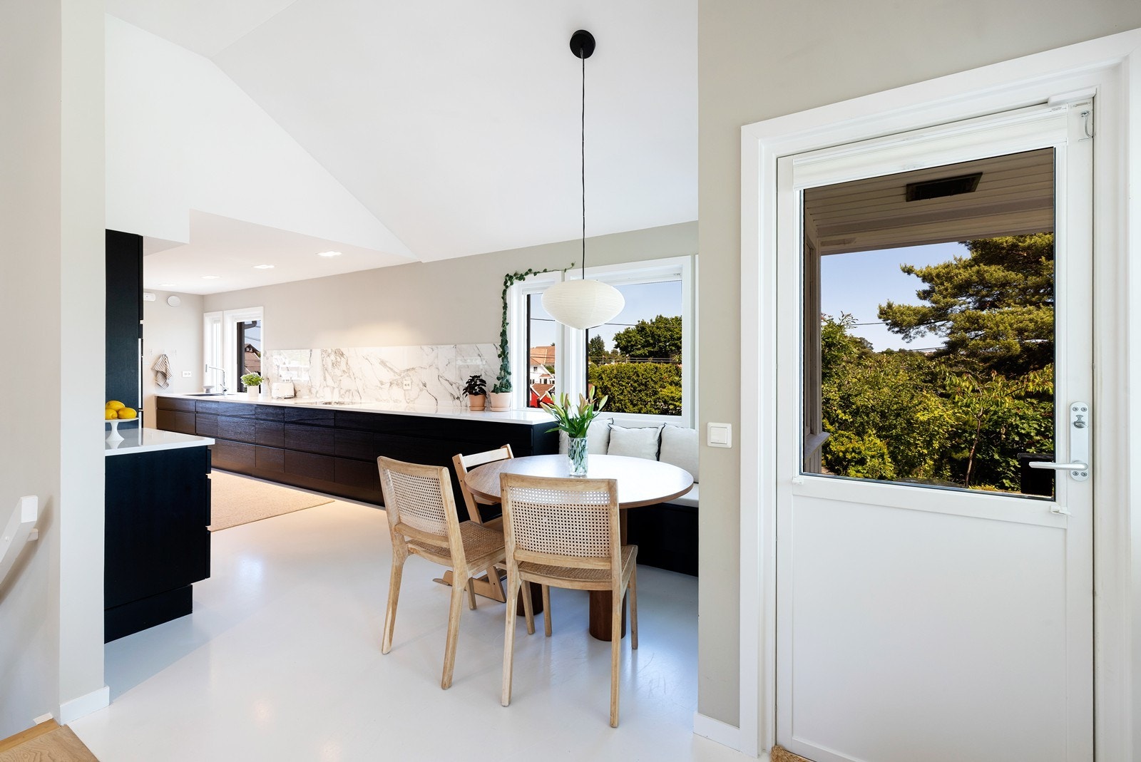 Stuen er delvis åpen mot kjøkken. Galleribilde