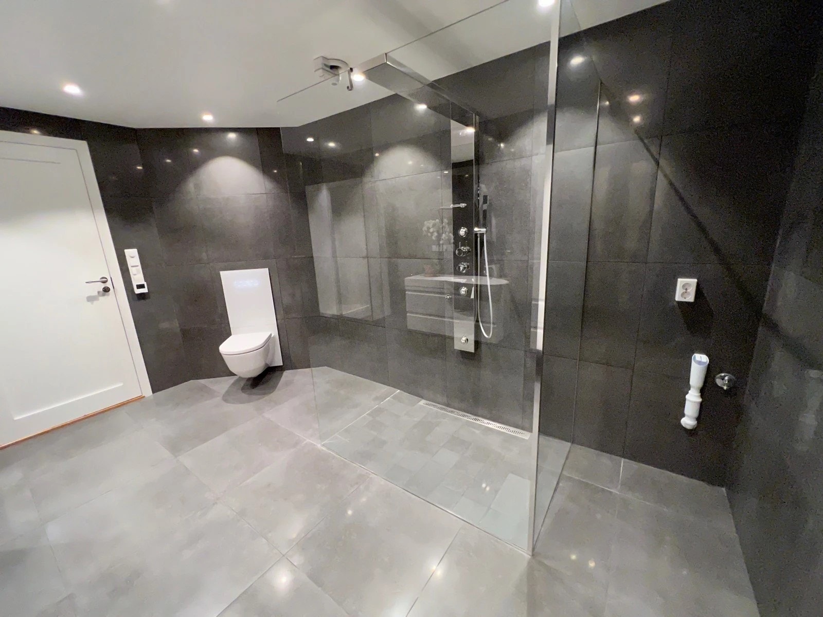 Bad i innredet hybel Galleribilde