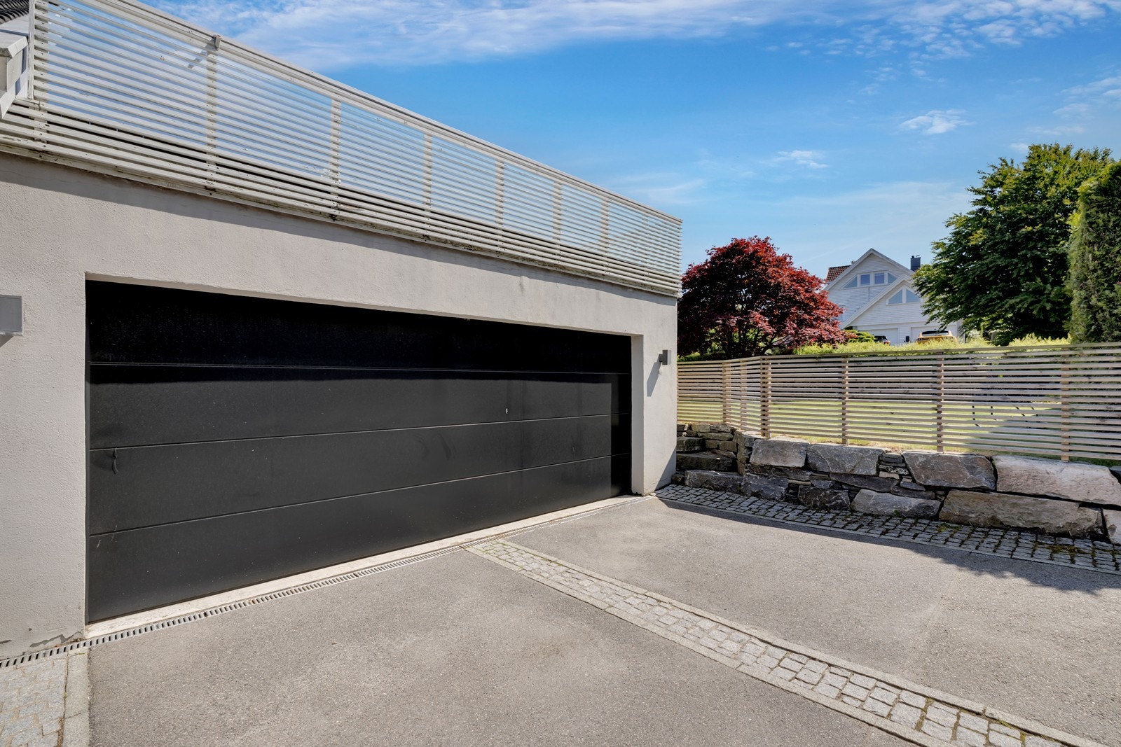 Parkering i dobbelgarasje med elbil-lader. Garasjeporten er ny fra november 2022. Galleribilde