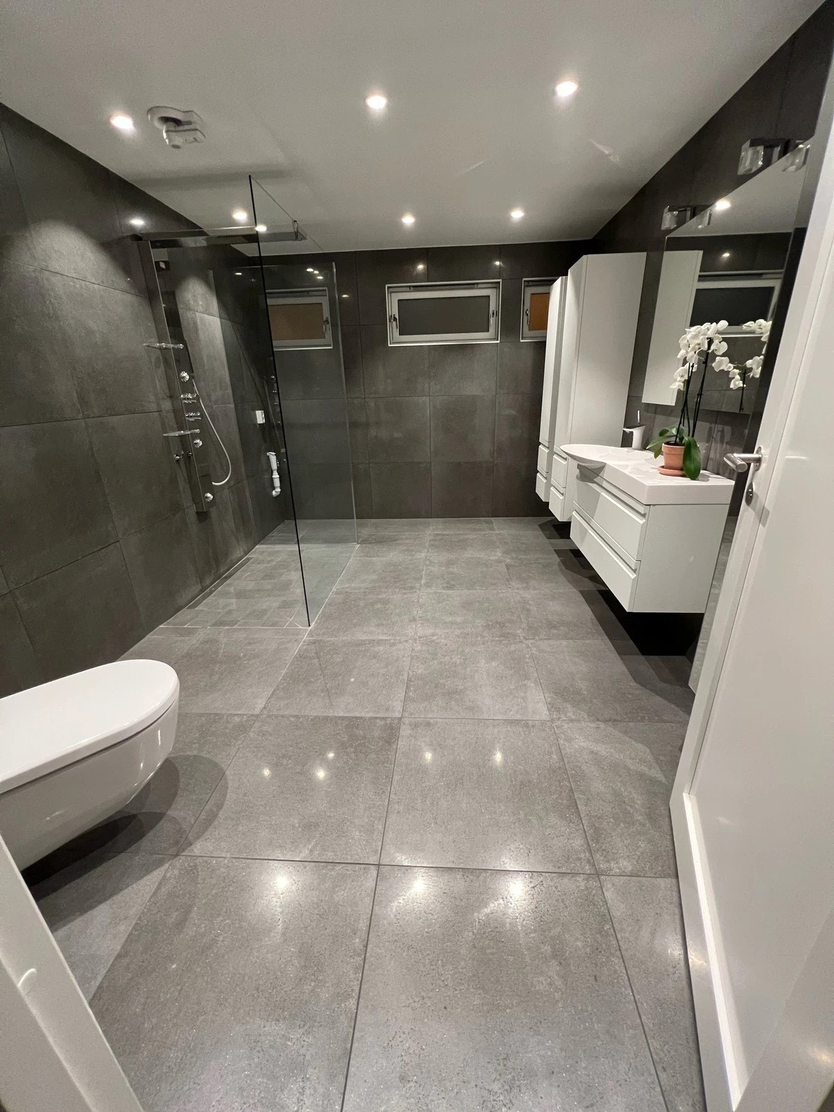 Bad i innredet hybel Galleribilde