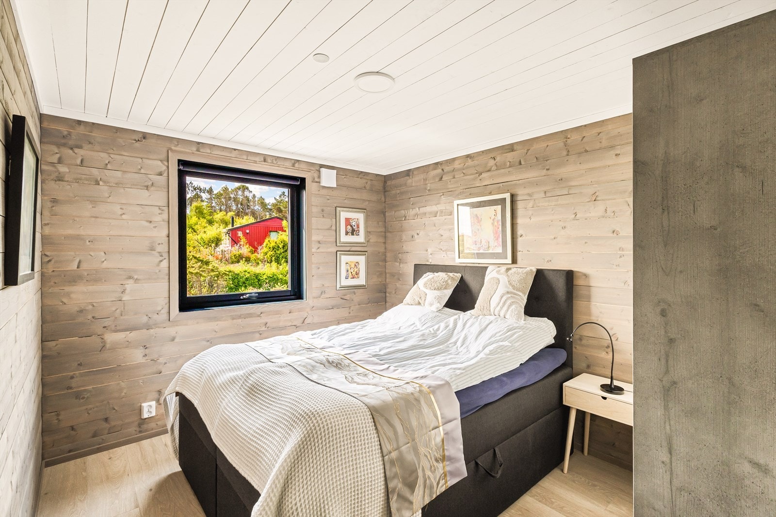 Hovedsoverommet måler 9 m² og lar seg enkelt innrede med dobbeltseng, nattbord og garderobe. Galleribilde