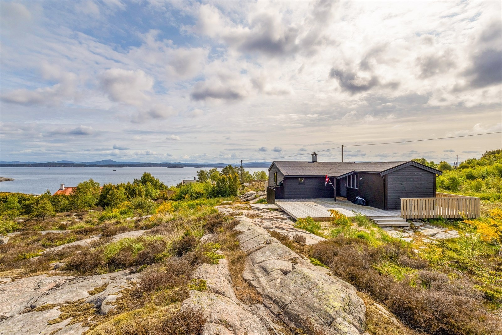 Hytten ligger en 40 minutters kjøretur fra Bergen Sentrum og til man er fremme på hytten. Galleribilde