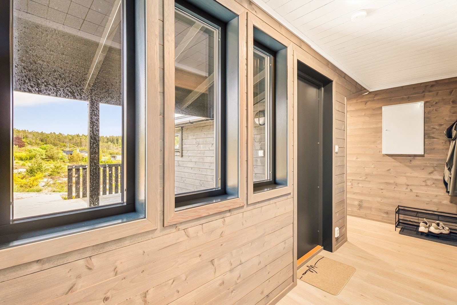 Velkommen inn - det første som møter deg er en trivelig gang med moderne fargevalg og materialer. Galleribilde
