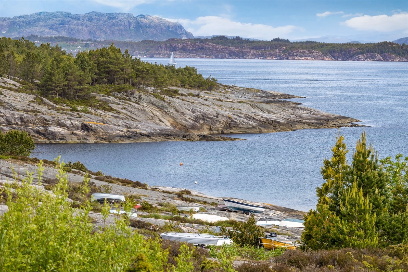 Her bor du tett på sjøen og naturen. Galleribilde