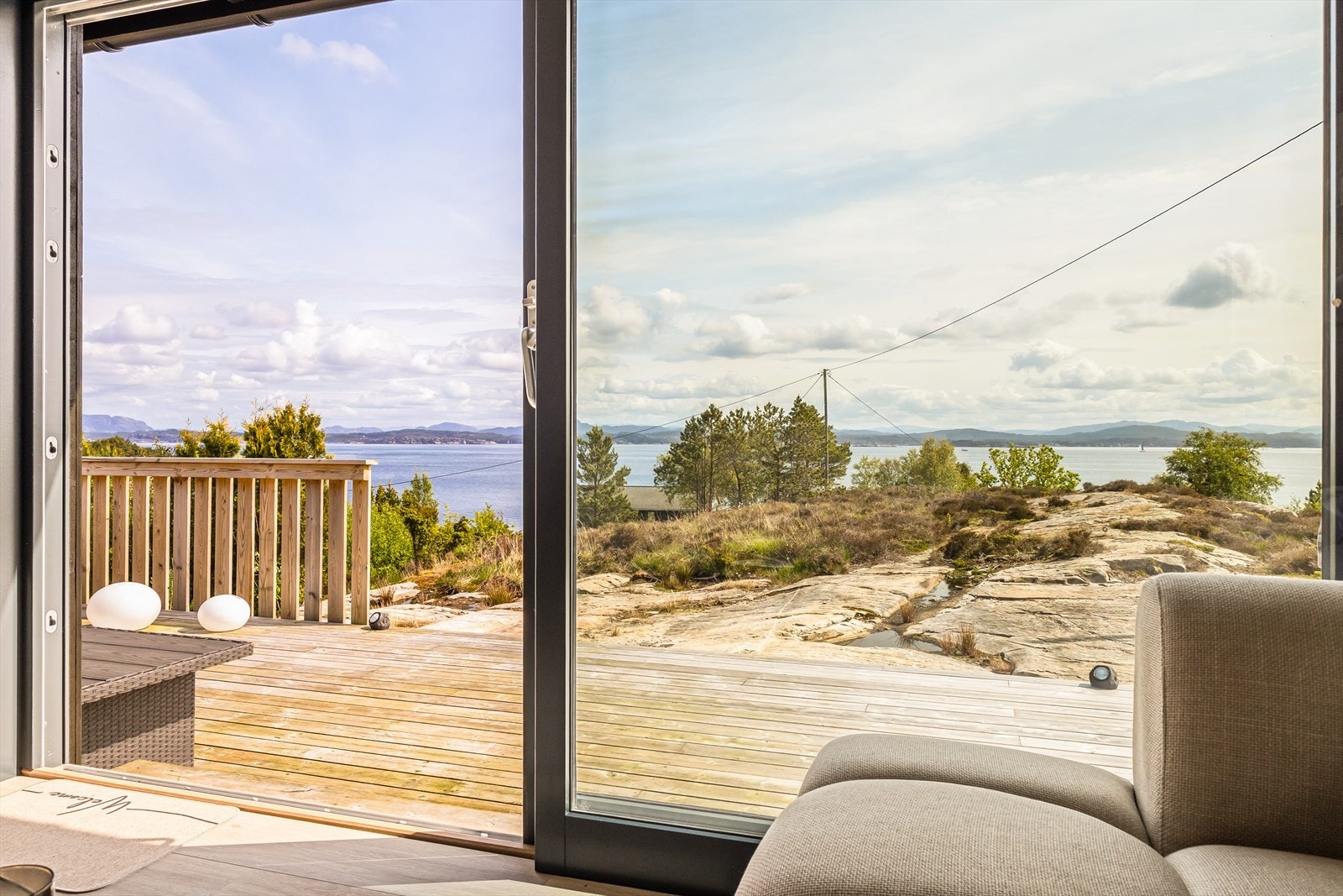 Fra stuen har man utsikt til stor og solrik terrasse. Galleribilde