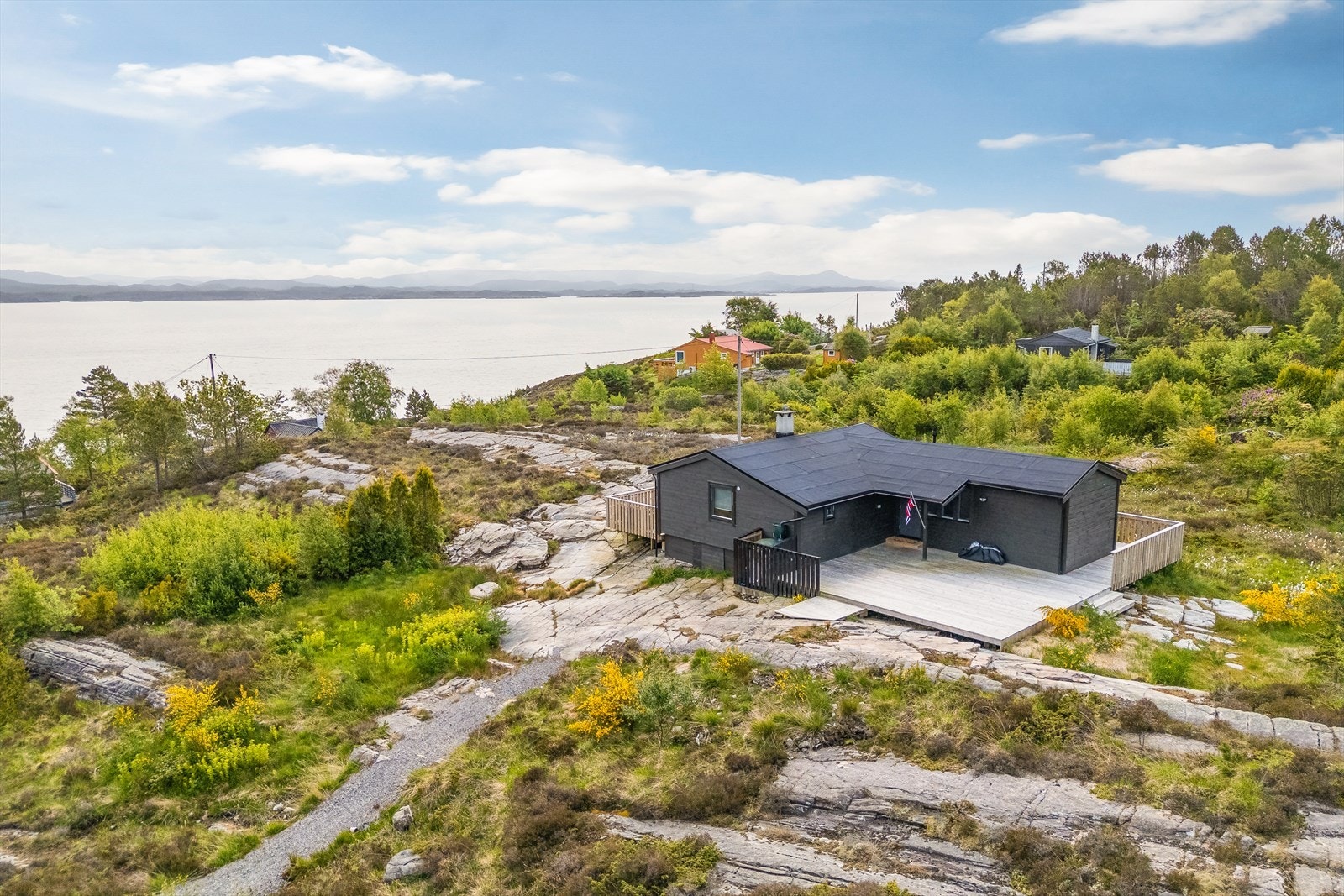 Eiendommen har en fin beliggenhet i Breivika Hyttefelt i et stille og rolig område på Rong. Galleribilde