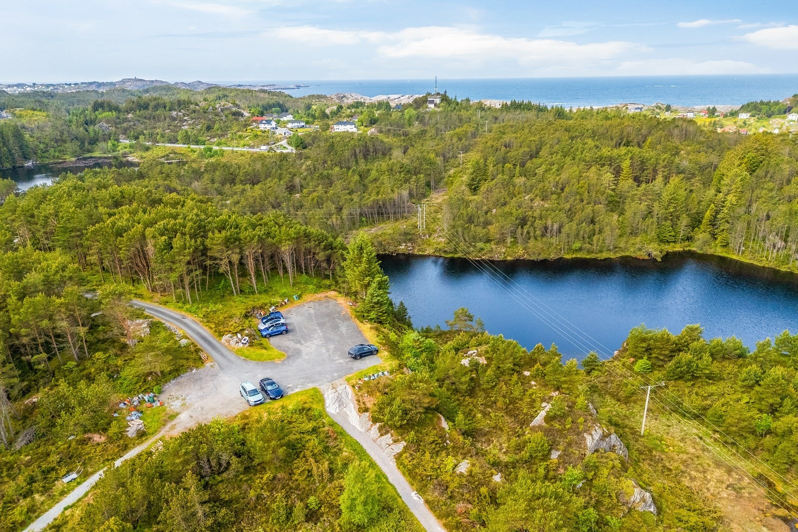 Fra felles parkeringsplass er det en kort spasertur ned til hytten på gruset gangvei Galleribilde
