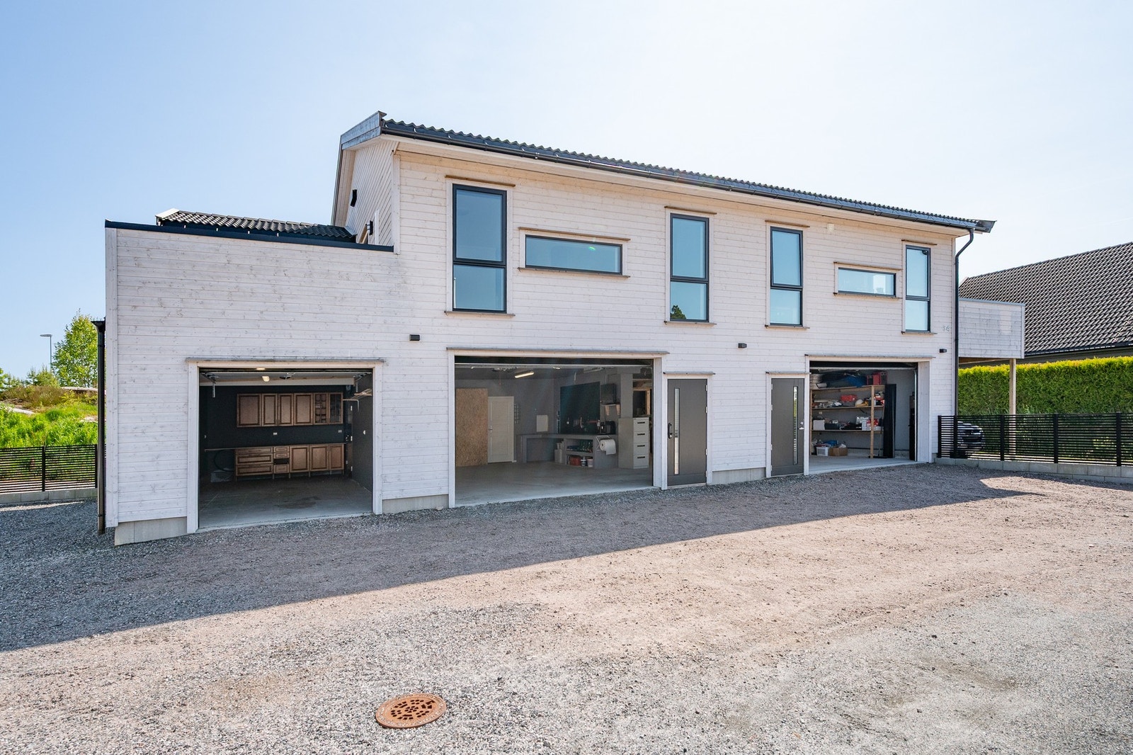 En nyere og unik bolig med stort garasjeanlegg og gjennomgående god standard. Galleribilde