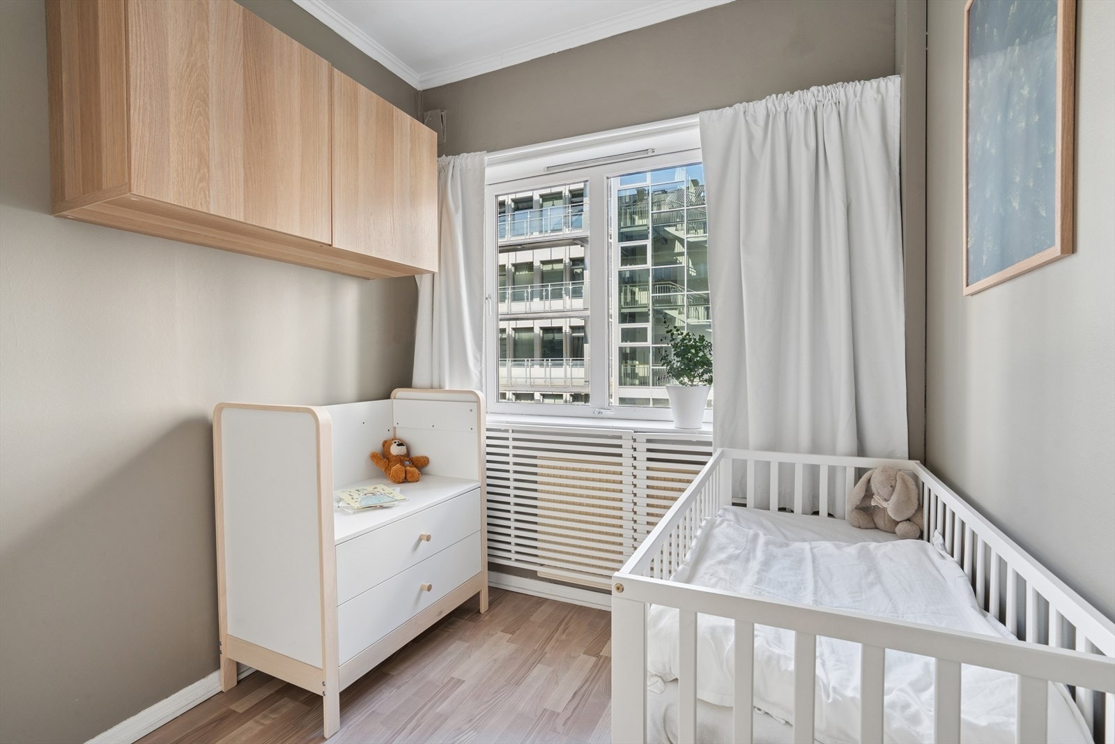 Soverom nr 2 kan fint benyttes som barnerom, gjesterom eller kontor etter eget ønske. Galleribilde