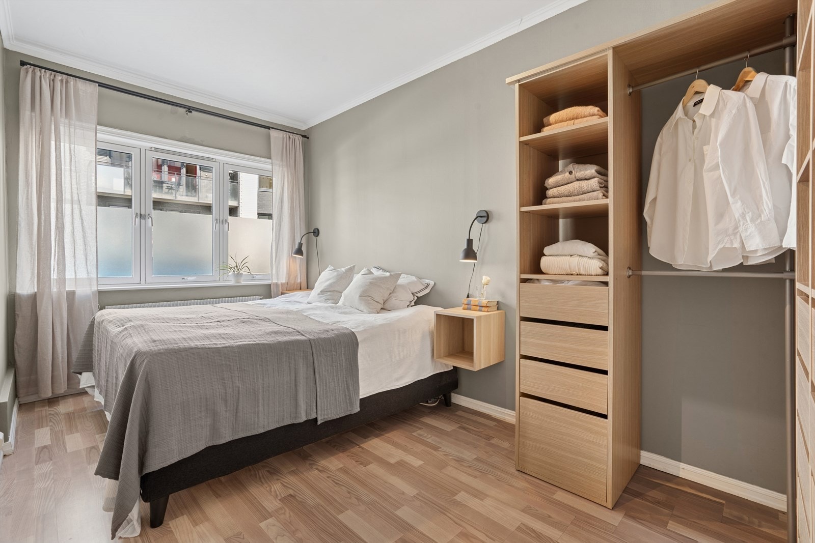 Veggene er malt i en behagelig jordtone og det er laminat på gulv. De store vindusflatene slipper inn rikelig med naturlig lys. Galleribilde