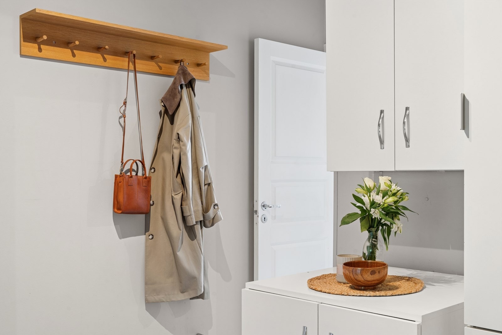 I entréen er det plass til å henge fra seg yttertøy og sette fra seg sko. Galleribilde