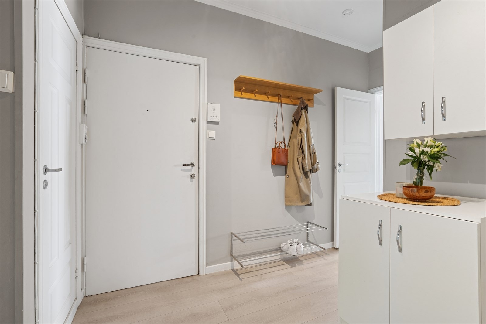 Velkommen inn! Det er adgang til leiligheten gjennom felles trappeoppgang. Galleribilde