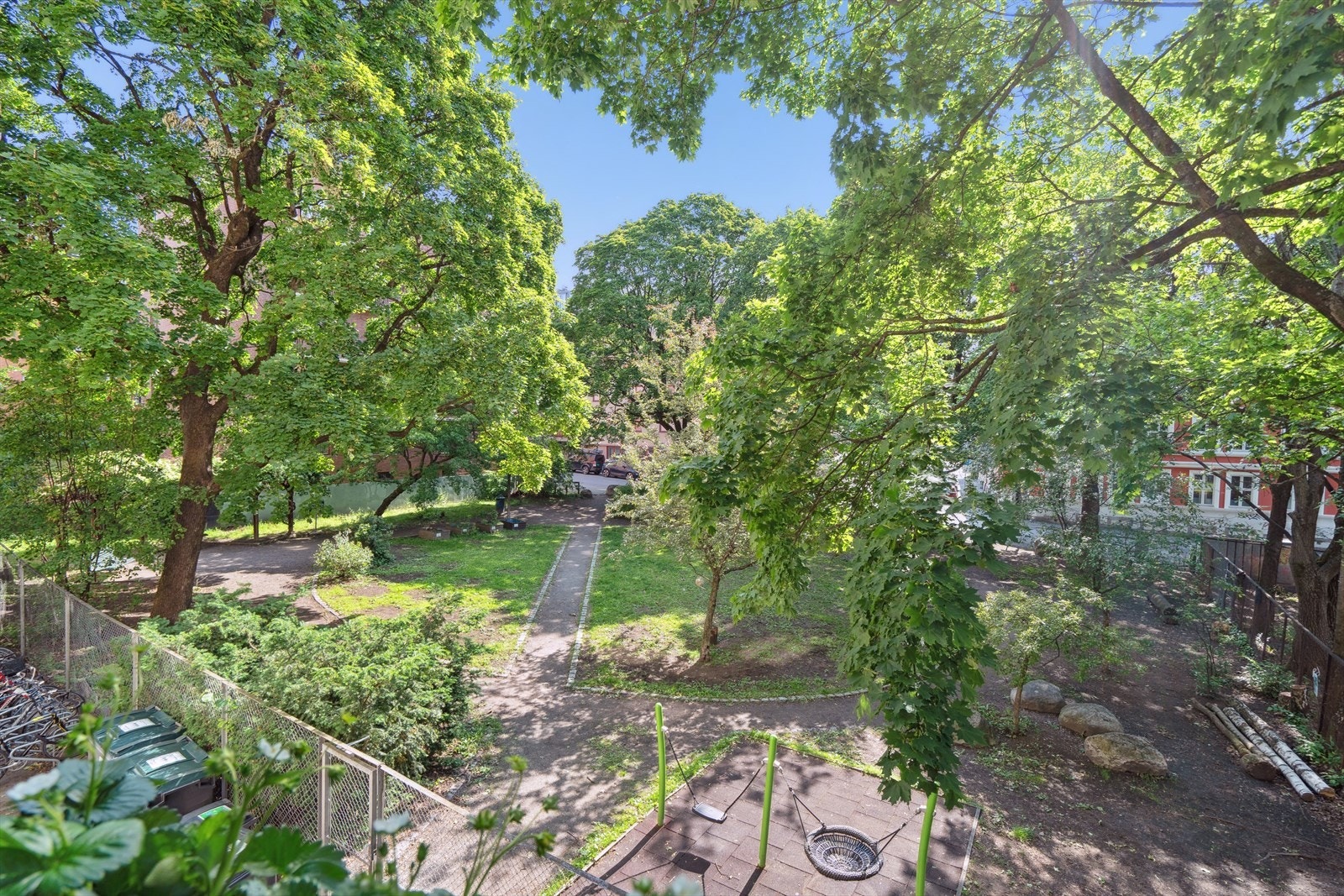 Fra balkongen har du utsikt over nydelige grøntområder som kan nytes. Galleribilde