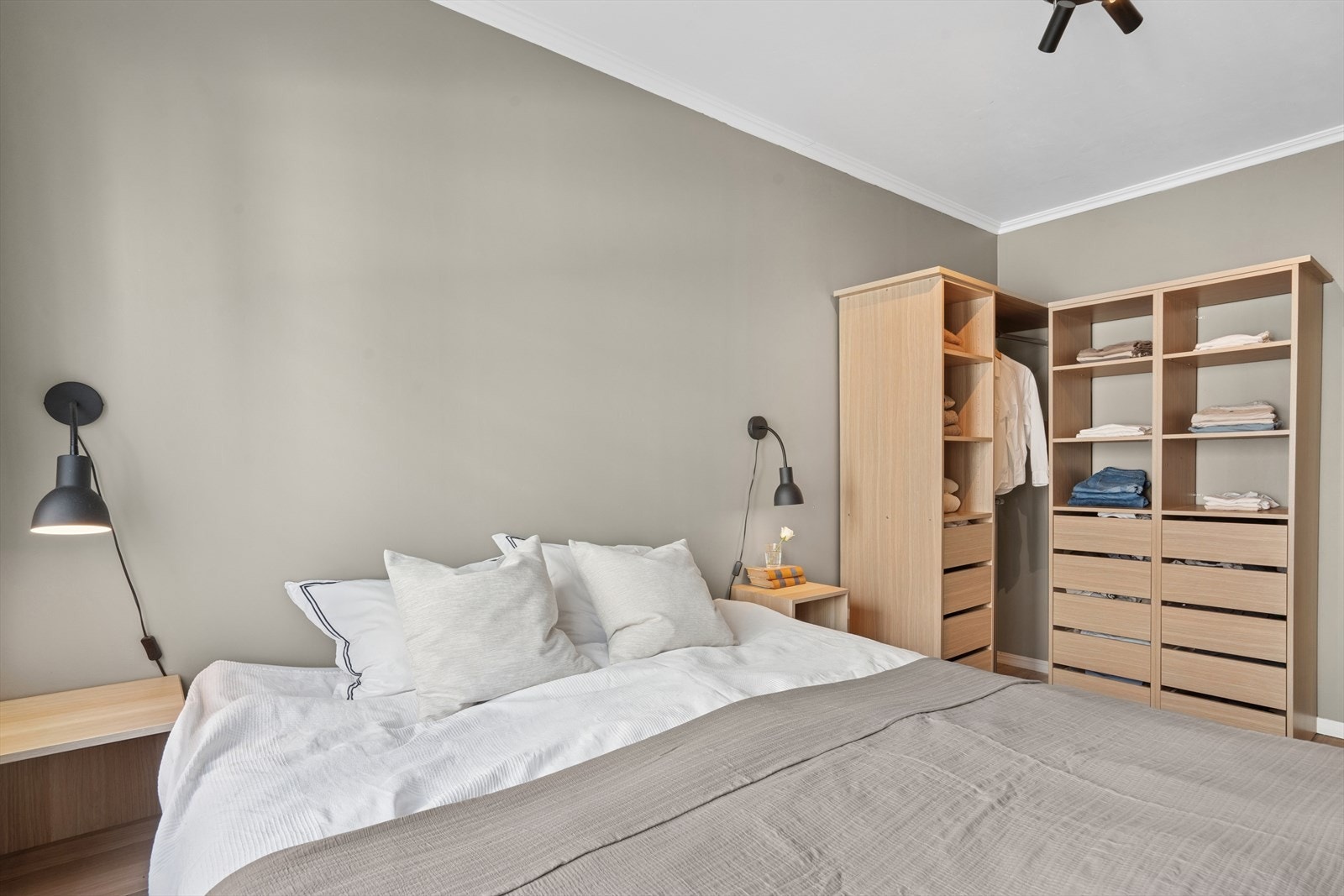 Det er godt med lagringsplass i garderobeskapet som står på soverommet. Galleribilde