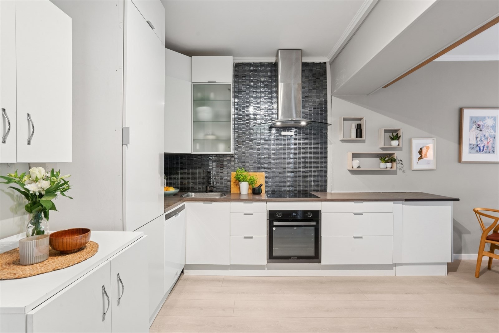 På kjøkkenet er det nyere hvitevarer og opplegg for oppvaskmaskin, og opplegg for vaskemaskin i skap. Galleribilde