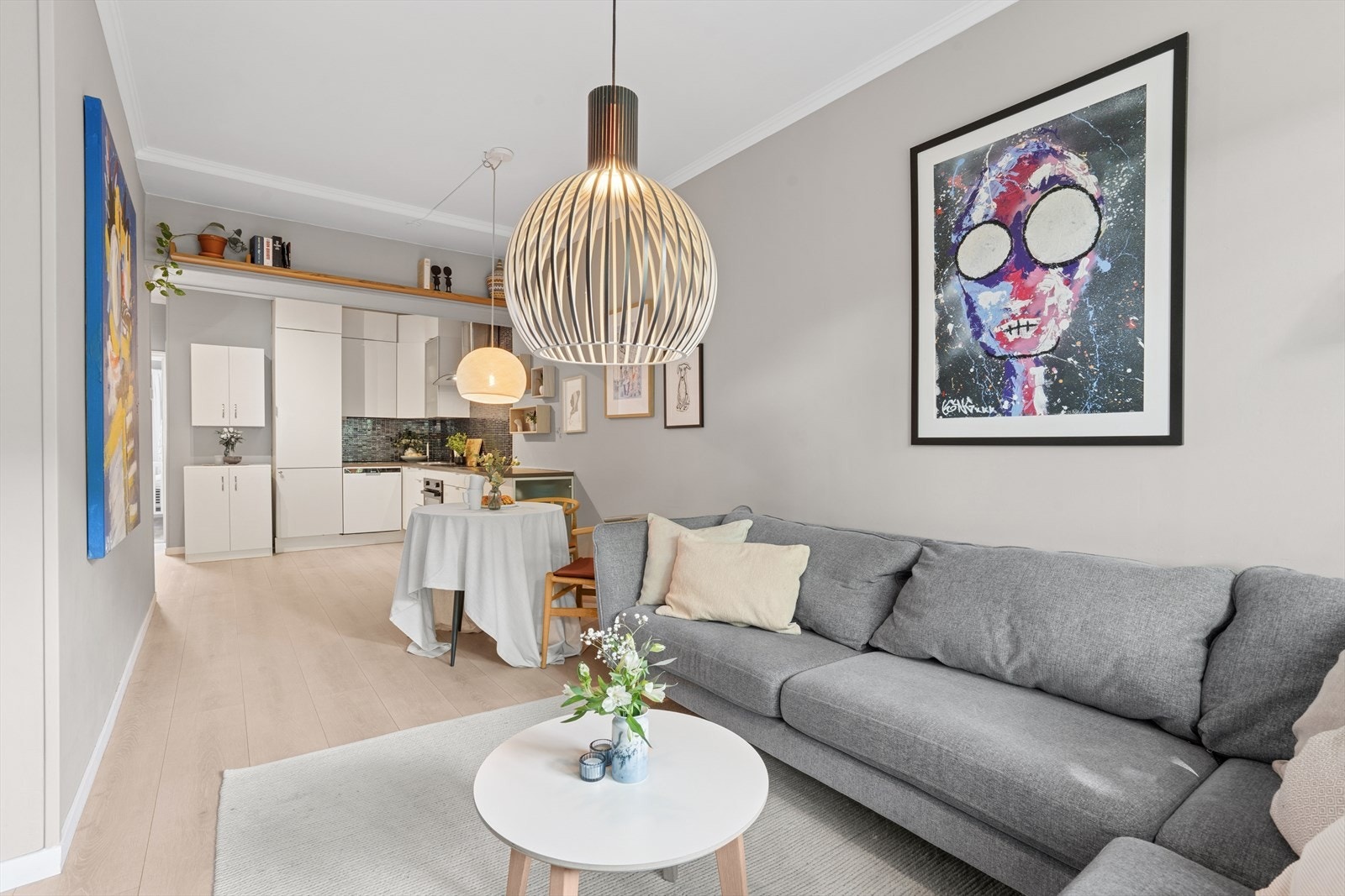 Her er det rom for å varte opp gjestene i hyggelige selskap eller lade batteriene på roligere dager med en avslappende kveld i sofakroken. Galleribilde