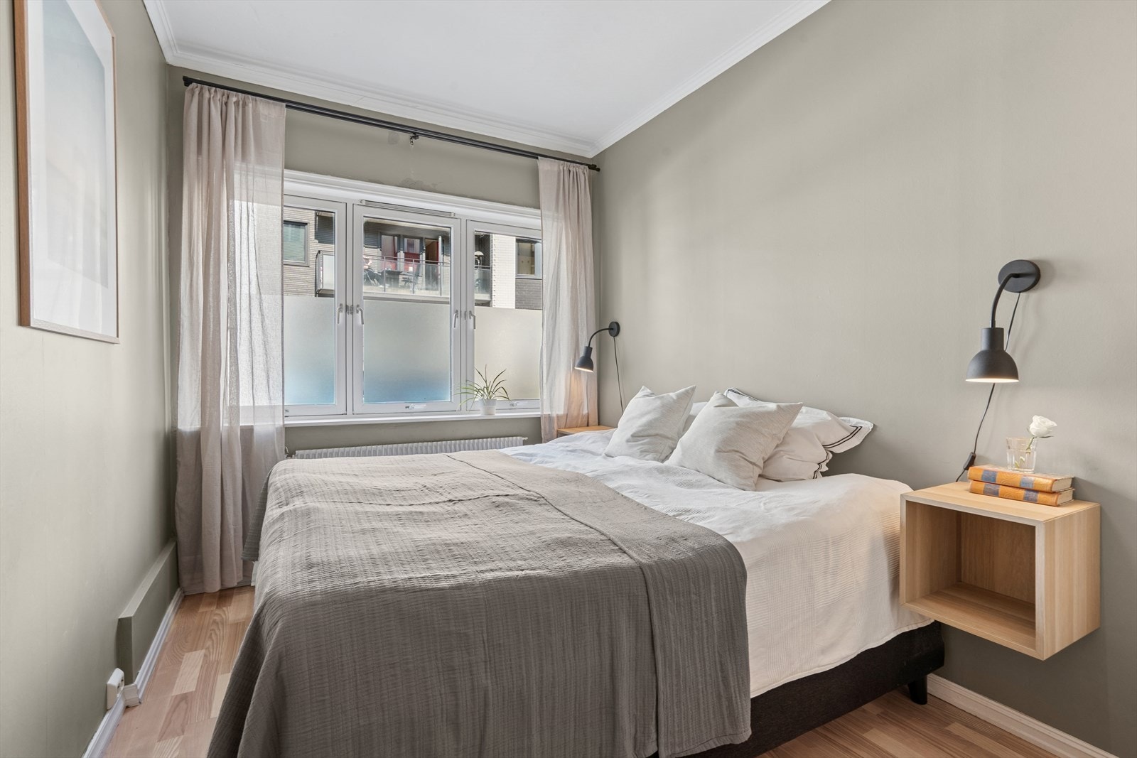 Hovedsoverommet er av god størrelse og har god plass til stor dobbeltseng med tilhørende møblement og garderobeskap. Galleribilde