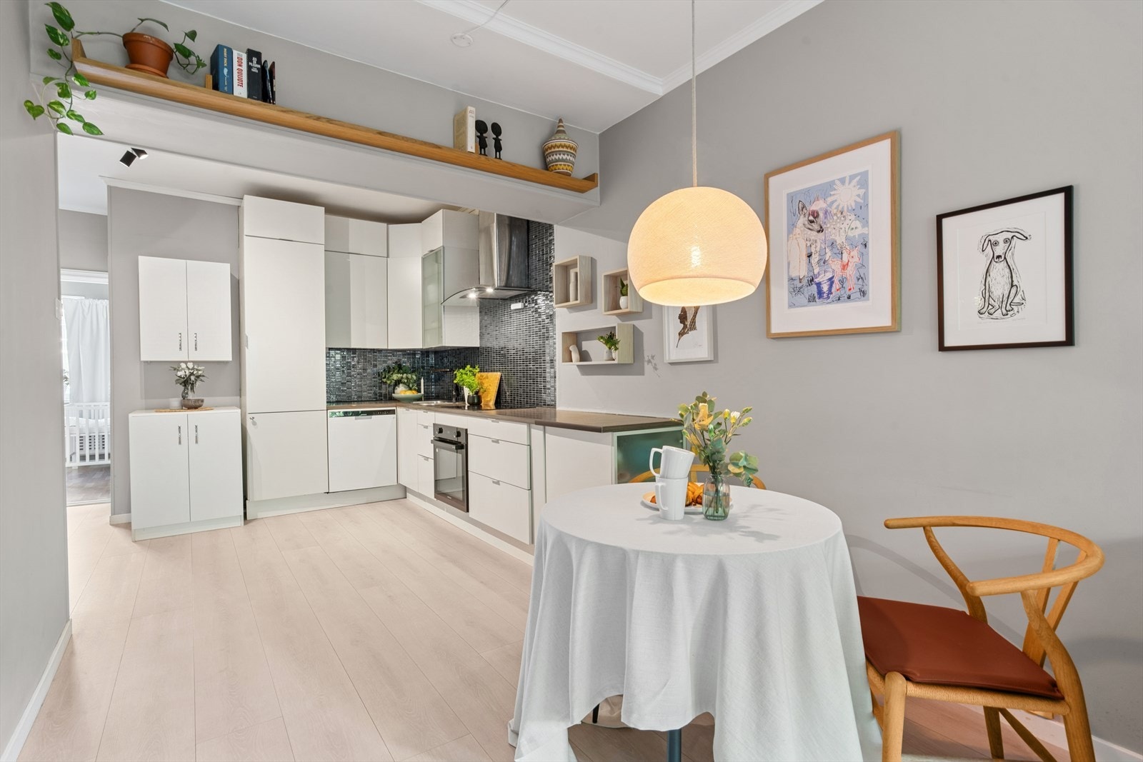 Det er åpen stue/kjøkken-løsning, som gjør at du enkelt er en del av det sosiale selskapet i stuen også mens det kokkeleres på kjøkkenet. Galleribilde