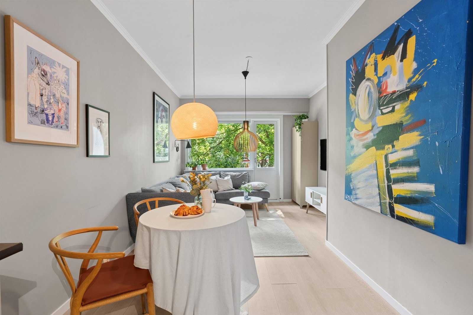 Stuen har et lunt og koselig preg malt i nøytrale toner og laminat på gulv. Galleribilde