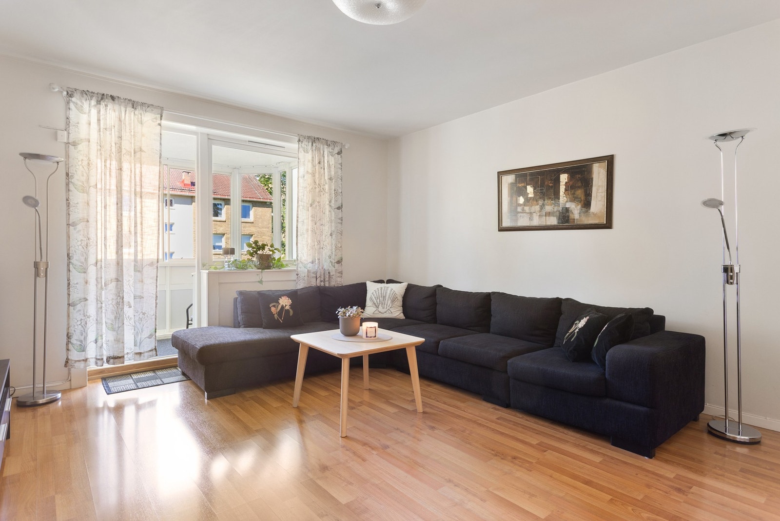 Utgang til en innglasset balkong gir ekstra bruksareal og fleksibilitet i hverdagen Galleribilde