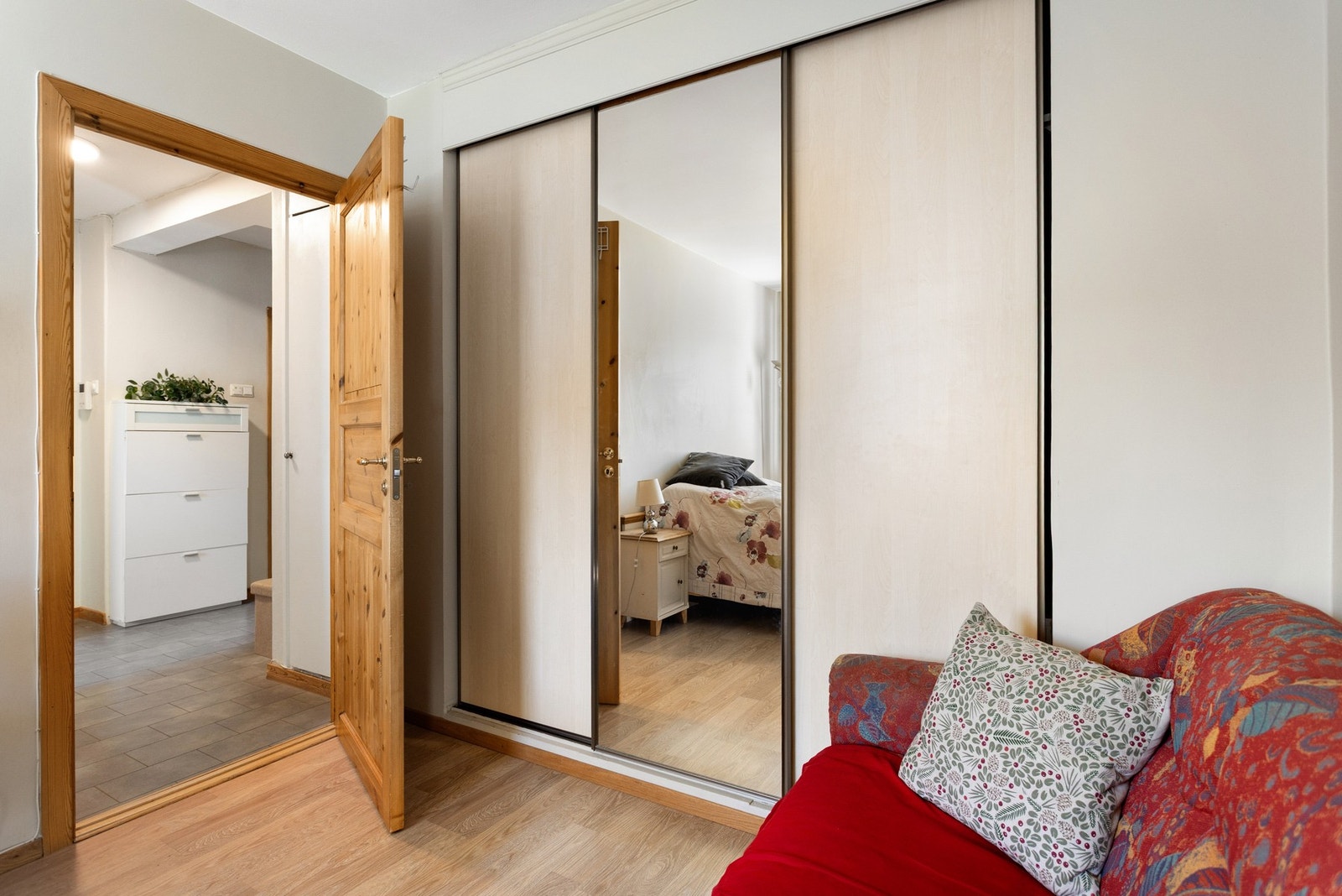 Soverommet har også en stor skyvedørsgarderobe til oppbevaring av garderoben din Galleribilde