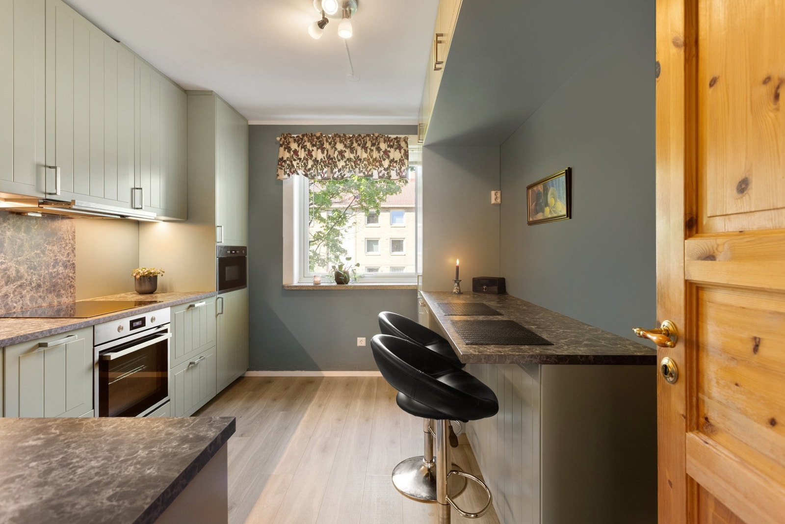 Kjøkkenet er praktisk innredet med profilerte fronter og en slitesterk benkeplate i laminat Galleribilde