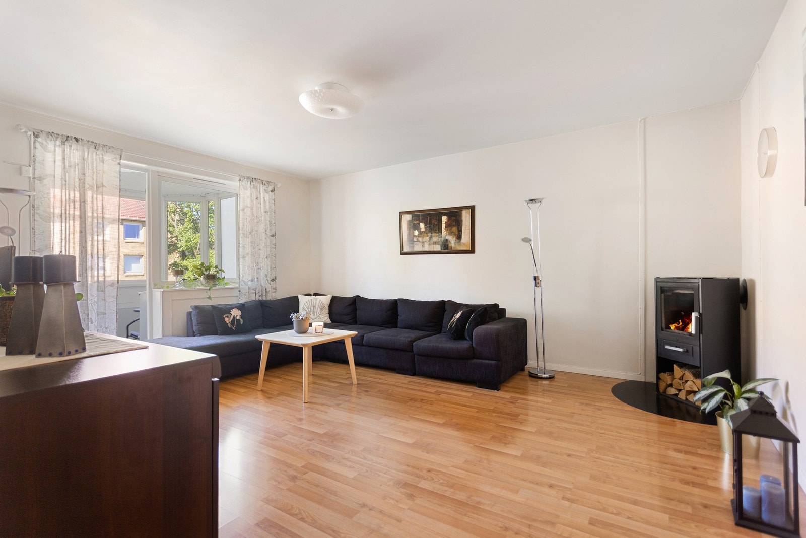 Stuen er godt tilrettelagt for ulike innredningsløsninger, med plass til både sofagruppe og spisebord Galleribilde