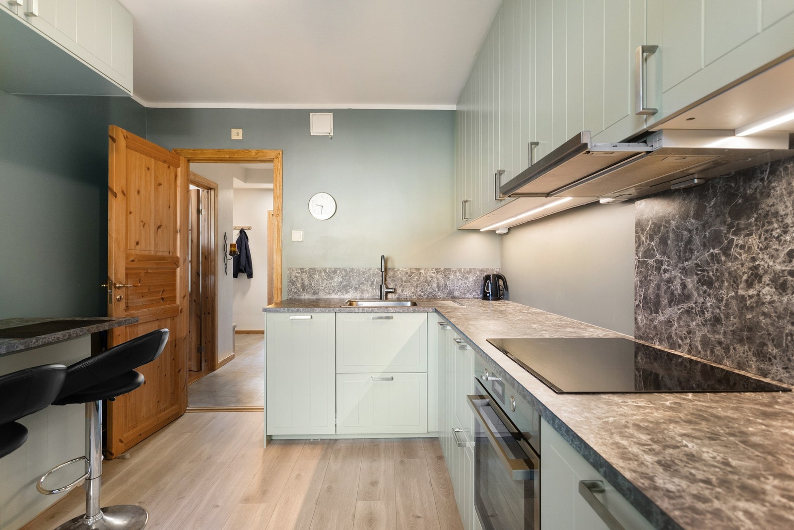 Gulvet er belagt med laminat, og det er en oppvaskkum i stål Galleribilde