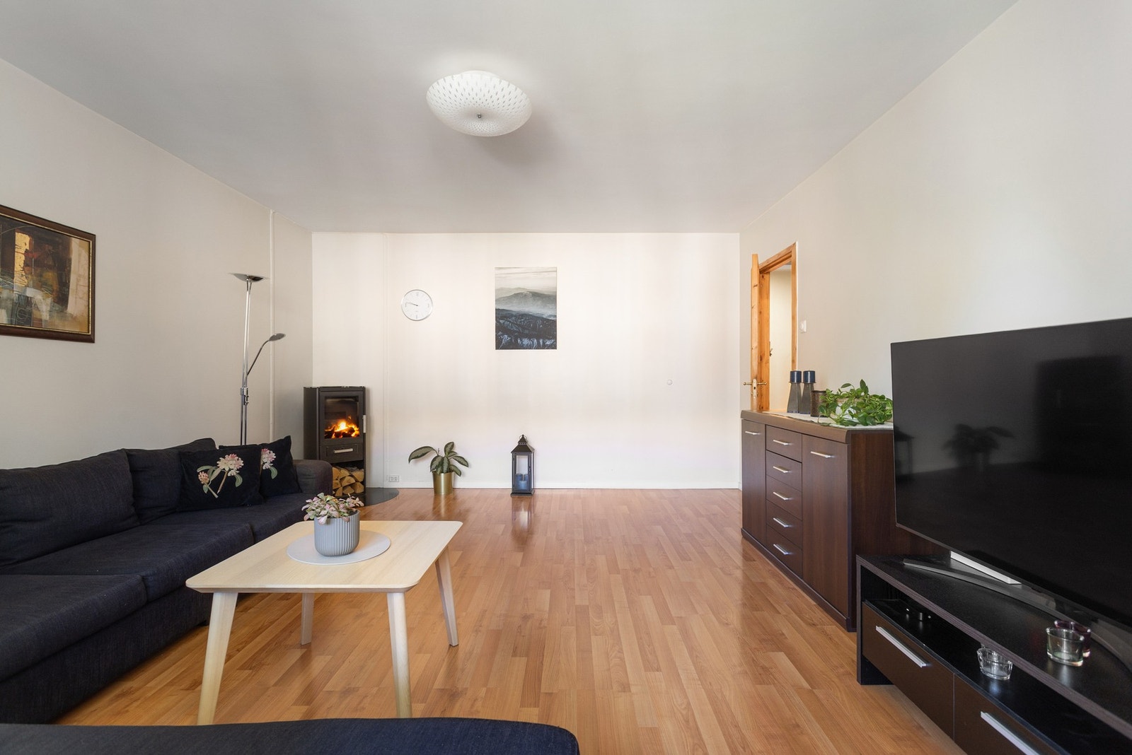 Inne på stuen igjen finner man en peis i hjørnet Galleribilde