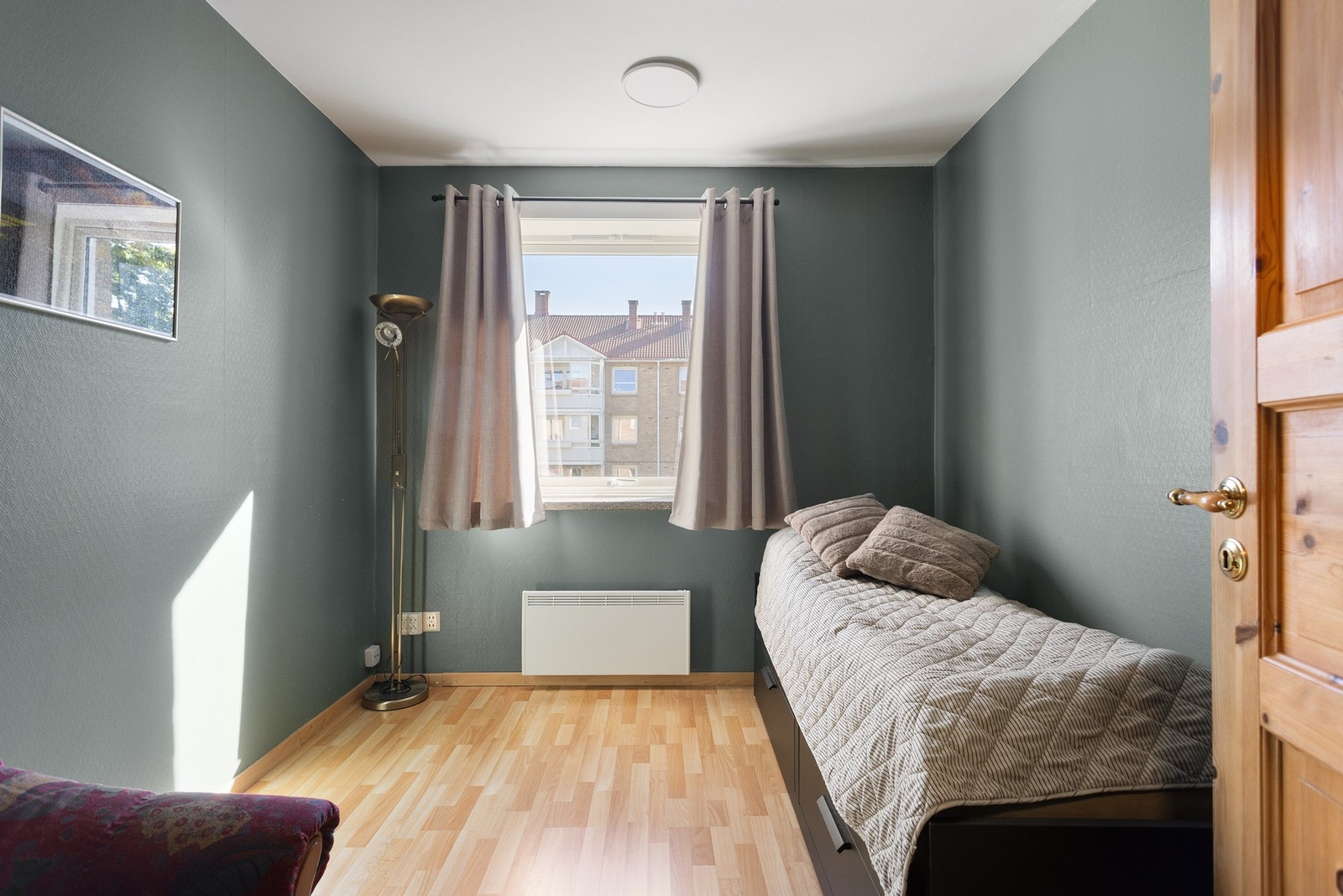 Det andre soverommet egner seg godt som barnerom, gjesterom eller kontor Galleribilde