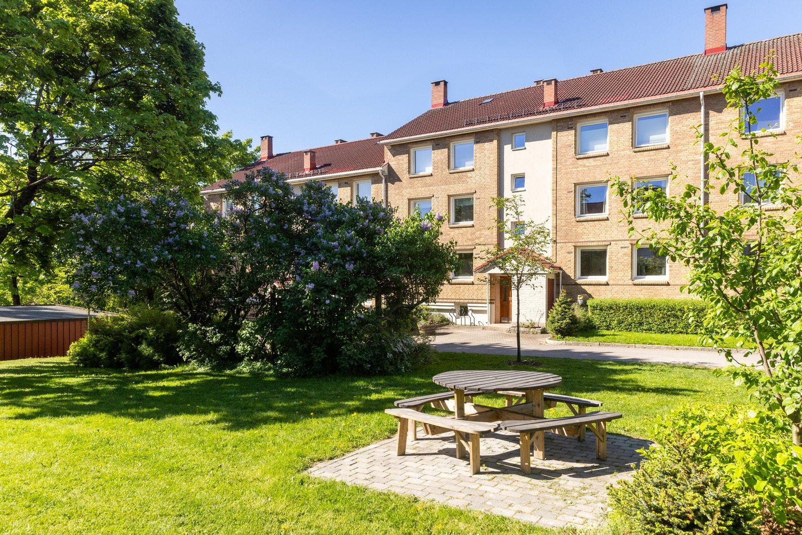 Rundt om i borettslaget finner du hyggelige sittegrupper og lekeplasser Galleribilde