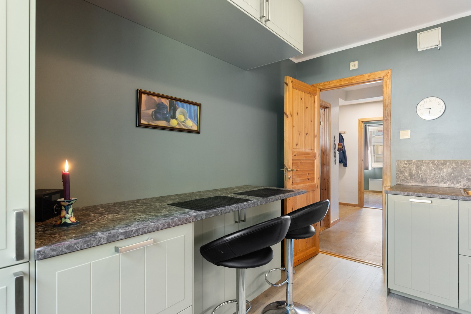 Innredningen er ny fra 2023 og utnytter plassen godt med skap- og skuffeløsninger som gir god lagringsplass Galleribilde