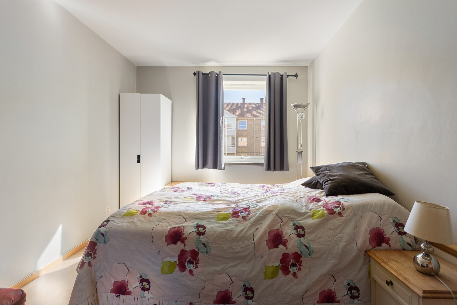 Det første soverommet har god plass til seng og oppbevaringsløsninger som garderobeskap eller kommoder Galleribilde