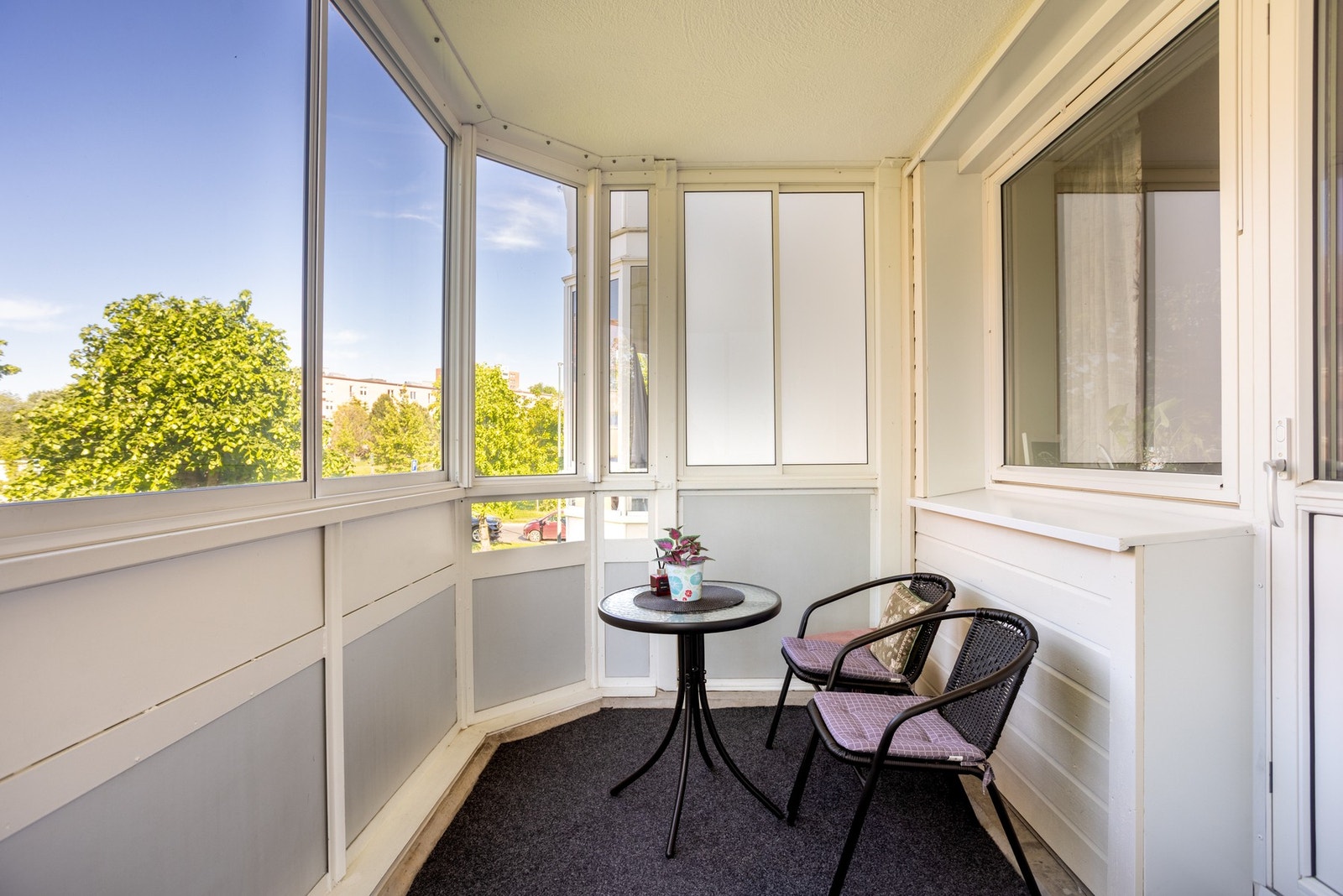 Balkongen er innglasset, sydvestvendt og har et gulvareal på 7,3 kvm Galleribilde