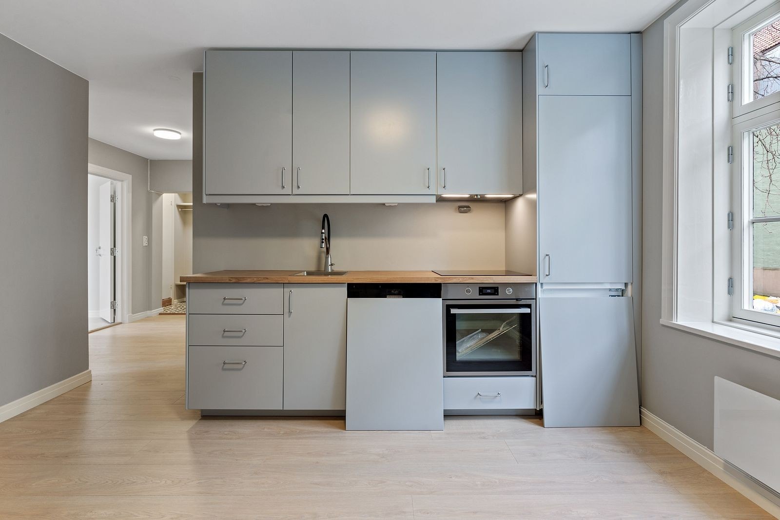 Kjøkken med integrerte hvitevarer. Galleribilde